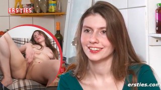 Ersties: Theaterwissenschaftlerin Vanessa X. masturbiert sinnlich mit den Händen